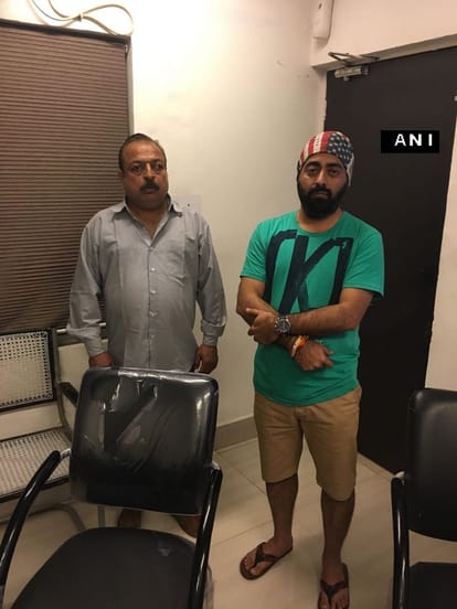 two people arrested in delhi with 27 lakh rupees in new currency