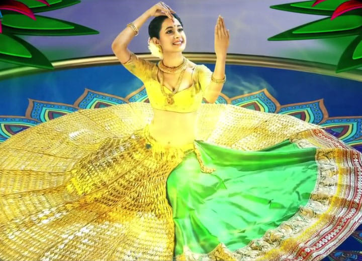 VIDEO:Actress Pragya Jaiswal dons 14 Kg gold lehenga