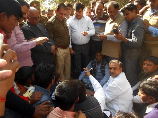 Farmers Prptest against Rate cut in consideration