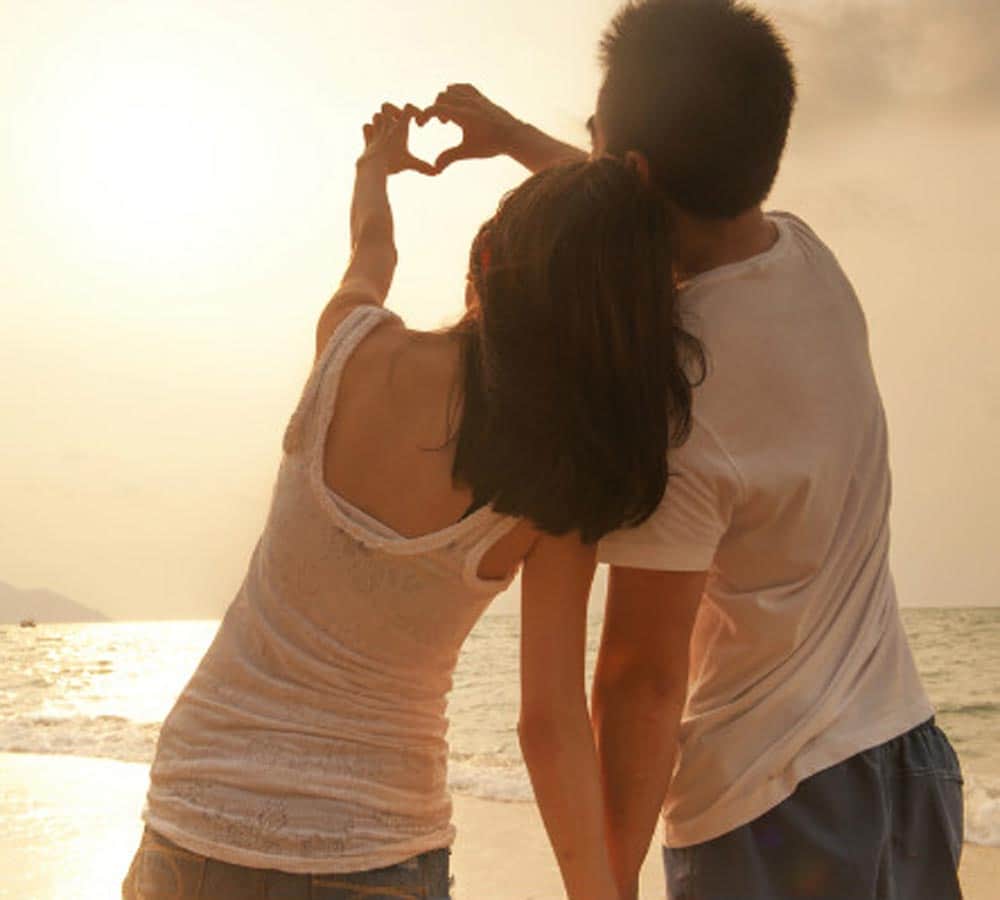 Boys notice these 5 things of a girl when they met first time 