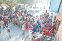 panipat, rush, old, man, cash, offencive, corwed 