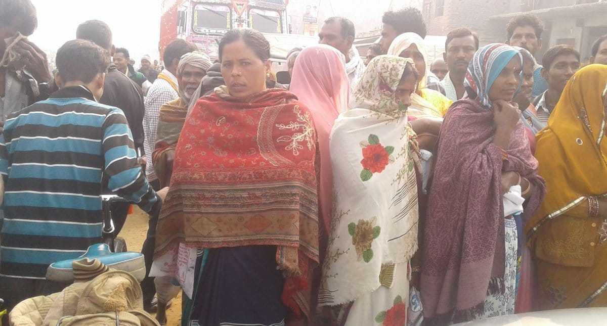 Worker killed in the accident, the villagers put the jam