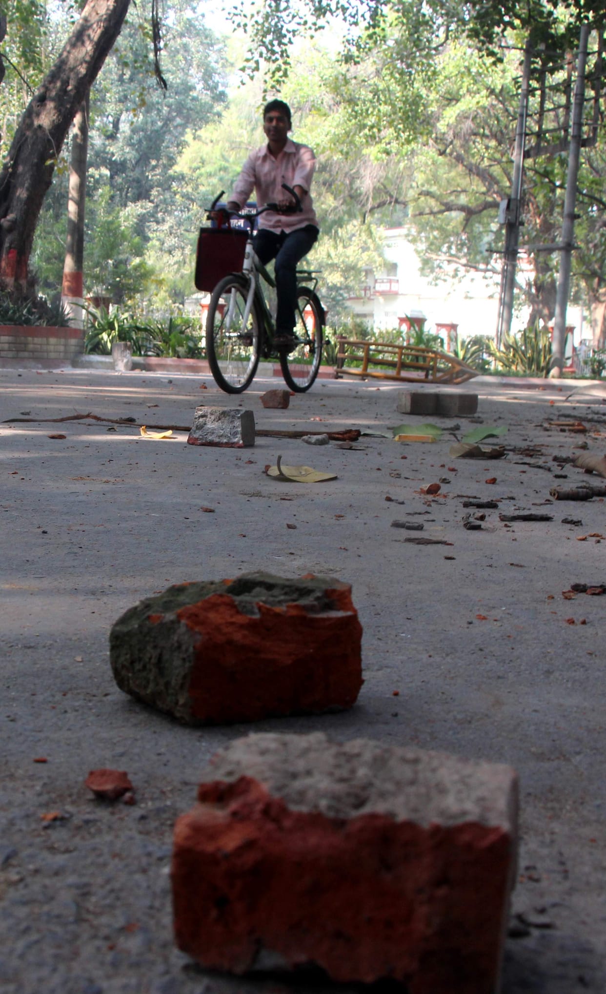 Security-student clashed 11 injured