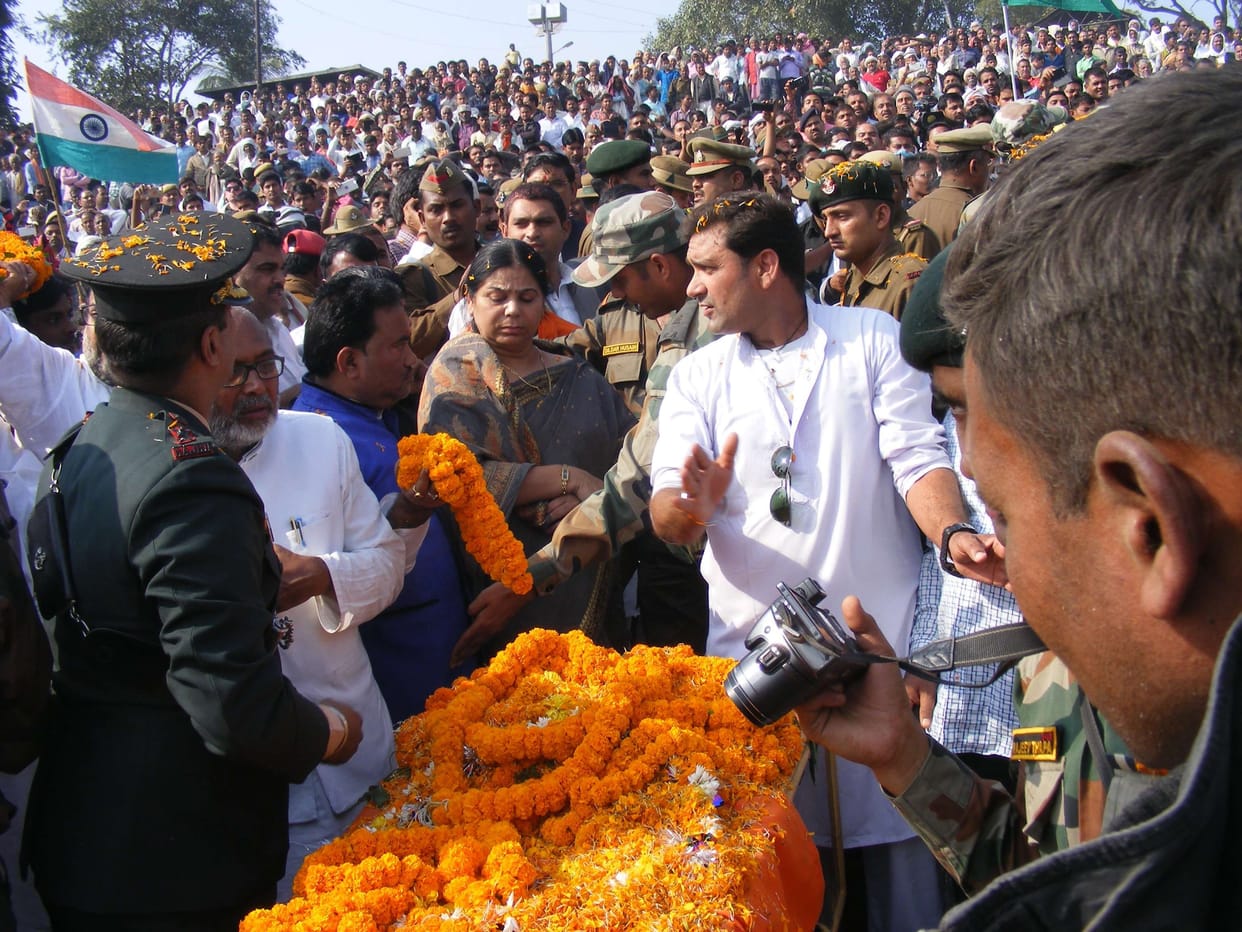 shaheed ko nam ankhon se di antim vidai