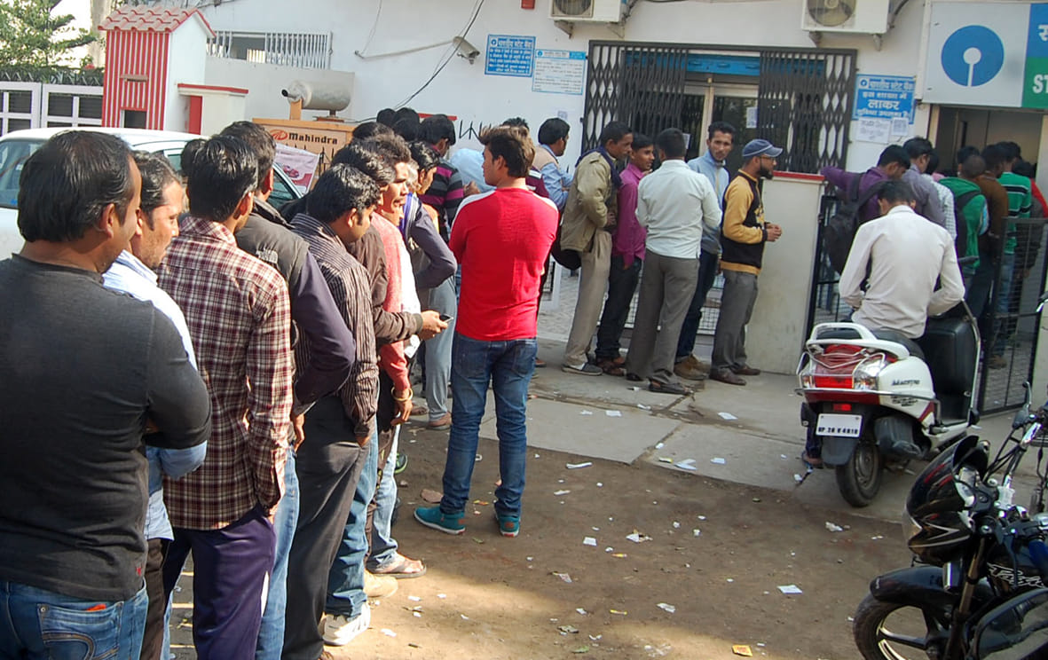 The crowd seemed to be little change in the bank is closed 