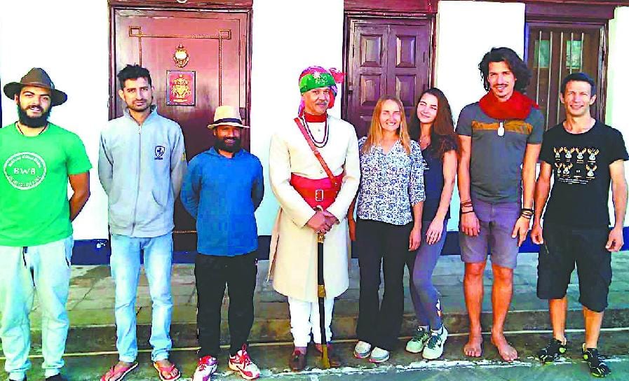 Pal dynasty fan hospitality foreign guests