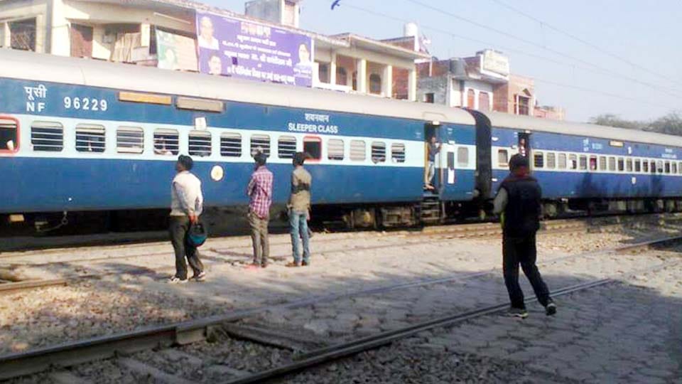 Cow trapped in engine train stopped turned back from the accident delhi howrah route one hour closed