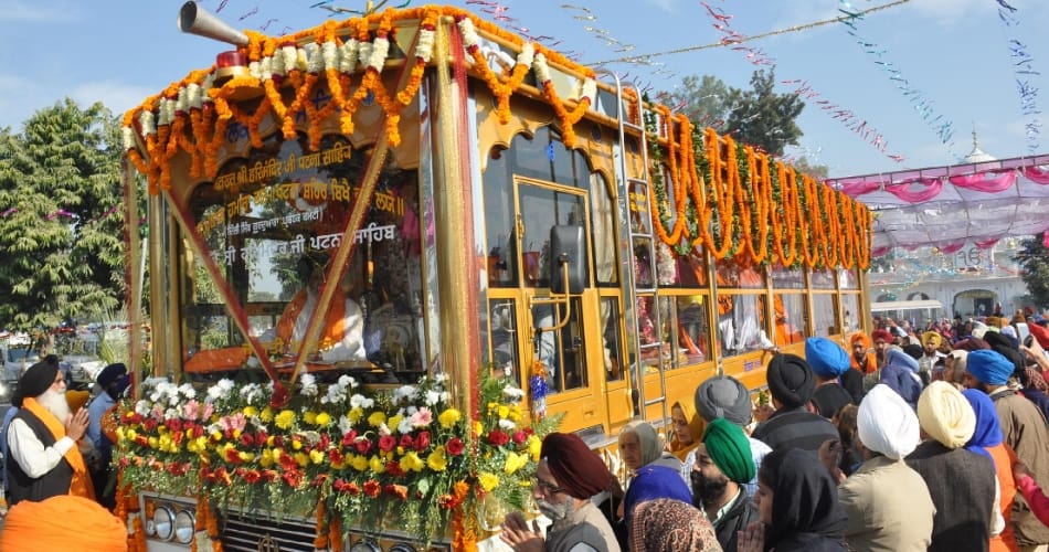 jagriti yatra reached at mohali, sikh sangat did darshan of shri guru granth sahib
