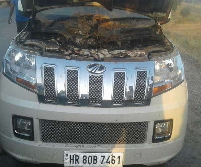 500 and 1000 rupee notes hide in car bonat, but got fired in bhiwani village