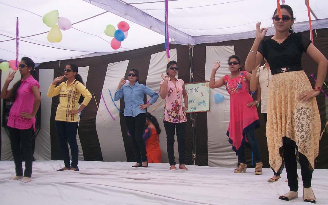 Ms. Aruna Verma remained in the nursing college freshers 