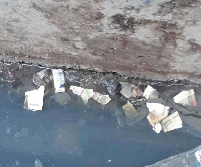 500 and 1000 rupee old note found floated in drain at fatehabad of haryana
