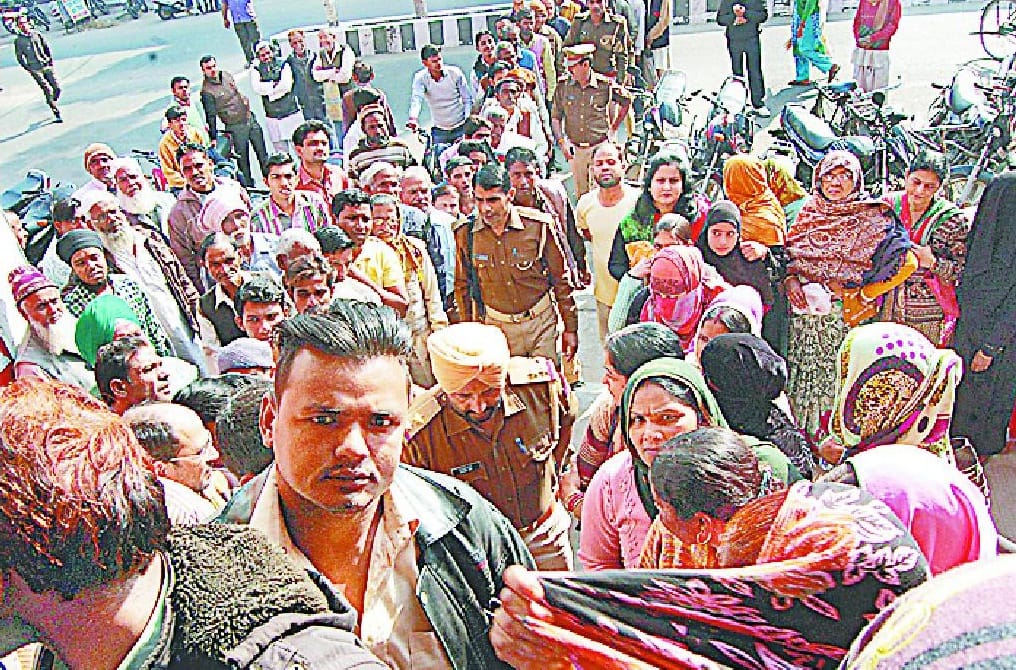 Cashier in the game vouchers, bank uproar