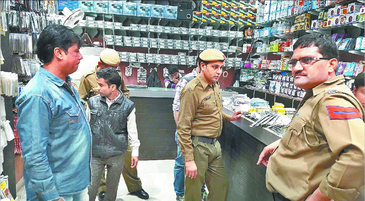 apple, apple mobile phone fake accessories, duplicate apple accessories, hisar police, hisar