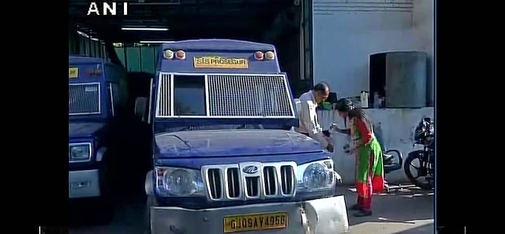 theves attacked on guard and then looted 10 kg gold in Ahmedabad