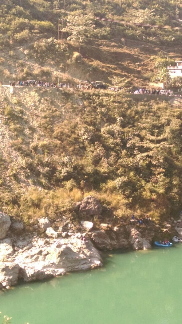 car fell into alaknanda