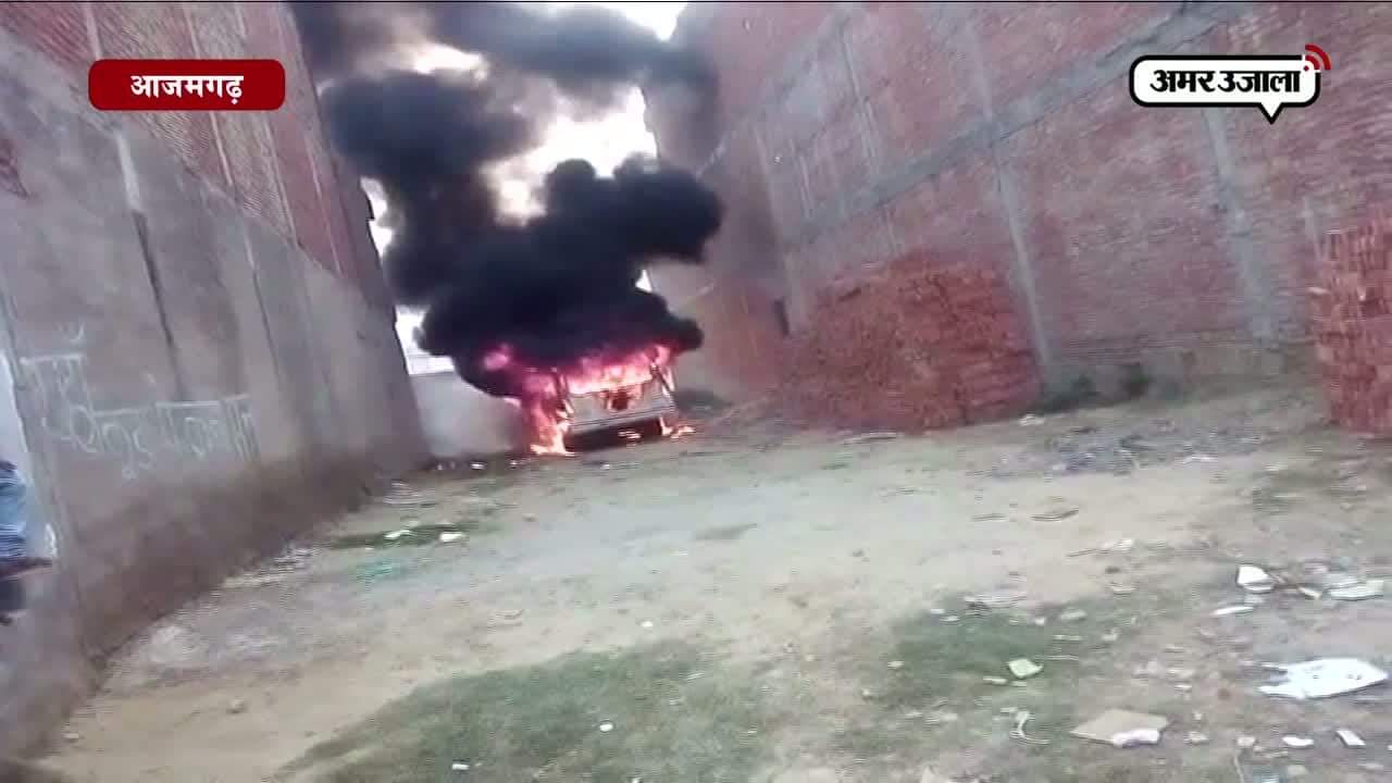 लोगों ने बस को फूंका