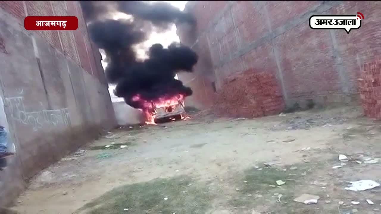 लोगों ने बस को फूंका