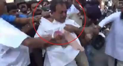 Viral Video : Public beating leader on note ban issue