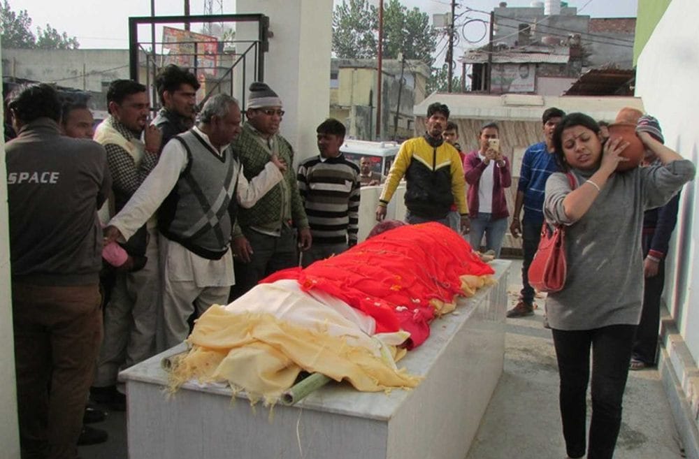 daughter cremated mother dead body