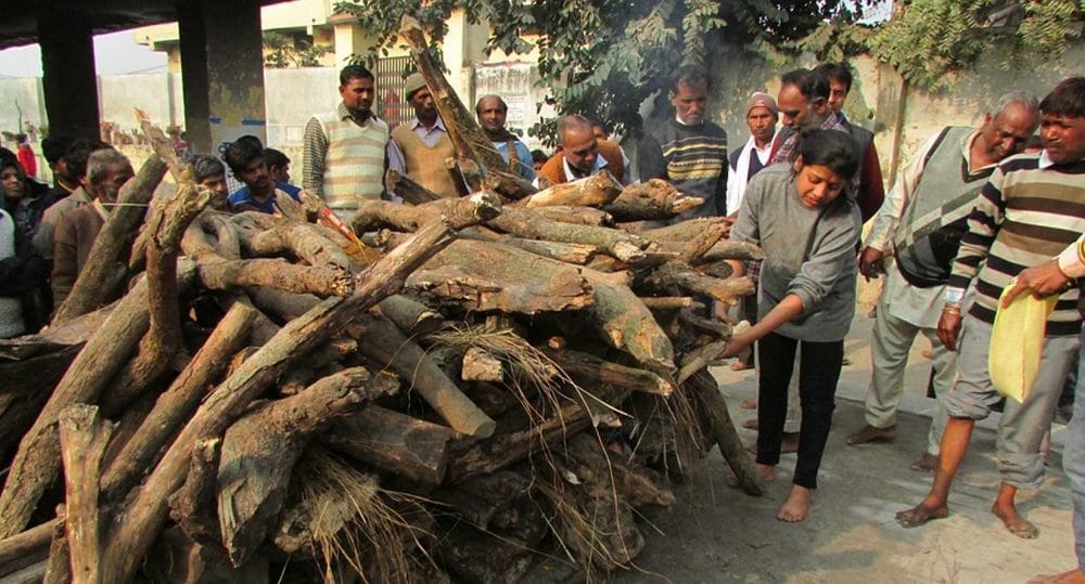 daughter cremated mother dead body
