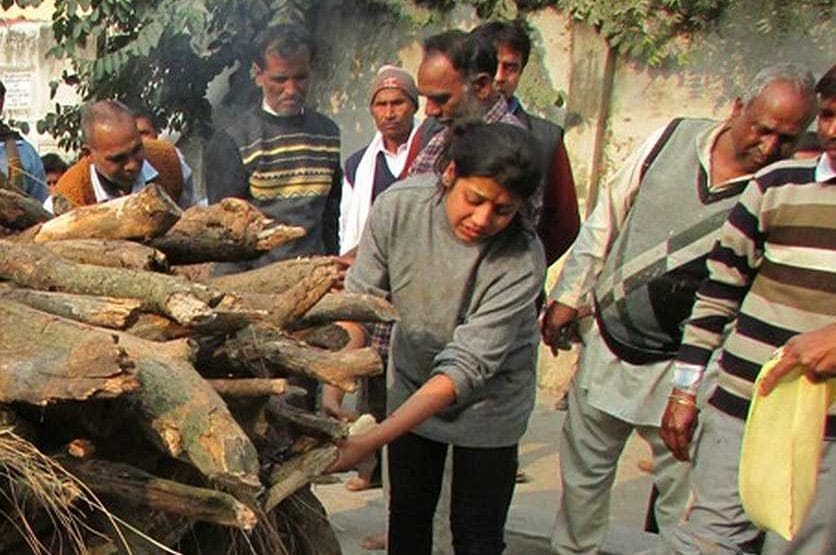 daughter cremated mother dead body
