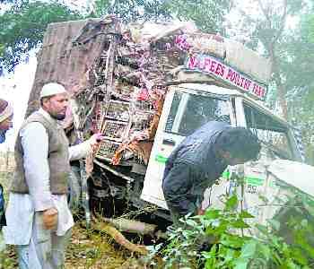 bus and pickup clashed,  injured 21 Jayrin