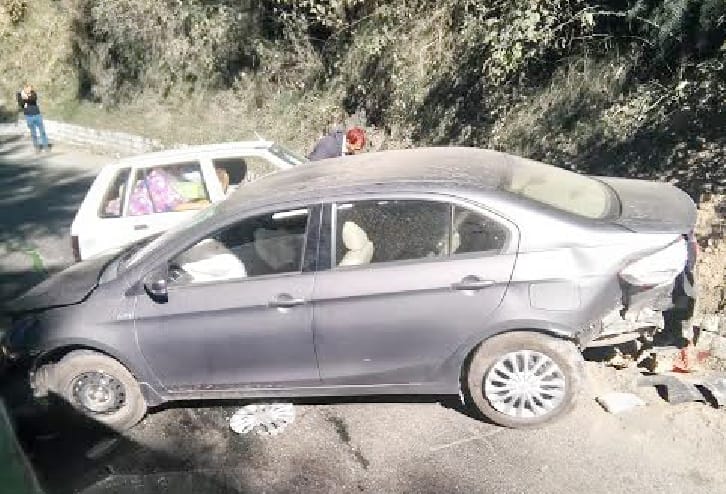 Truck Hits Many Vehicles at Hasanvalley, shimla.