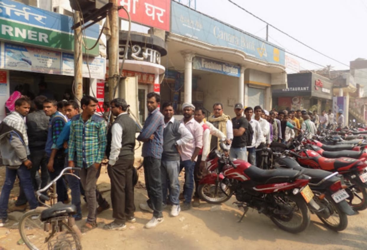 Neither the bank nor the open ATMs, cash crisis