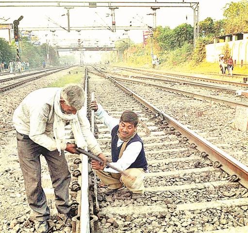 Track fracture in Delhi, were delayed Metro