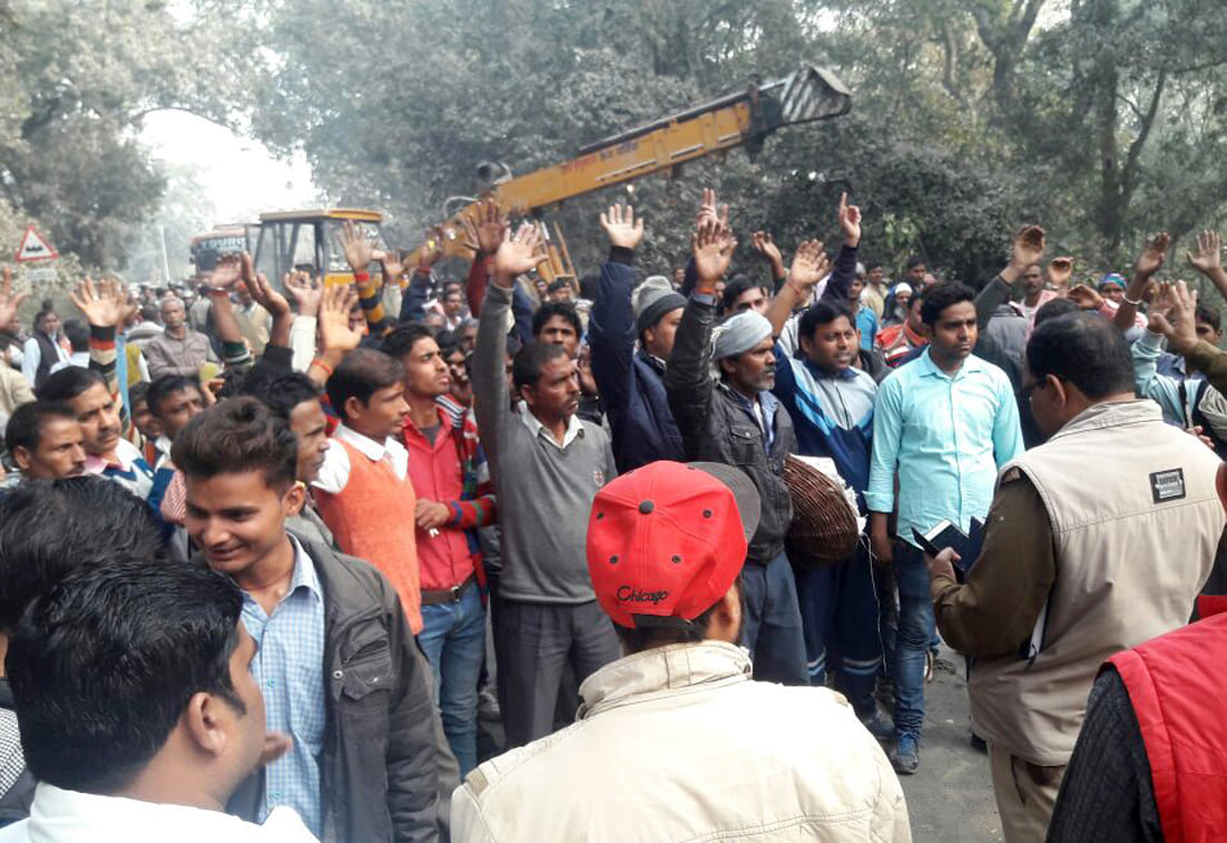 Two trucks seized 74 cows, the villagers display 