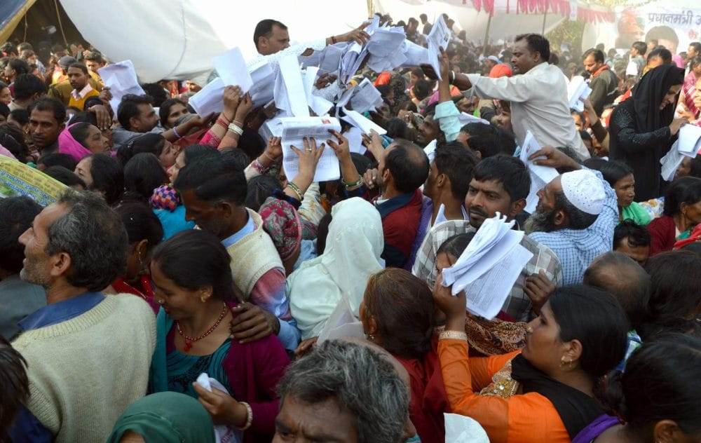 people fight in ujjwala free gas connection distribution