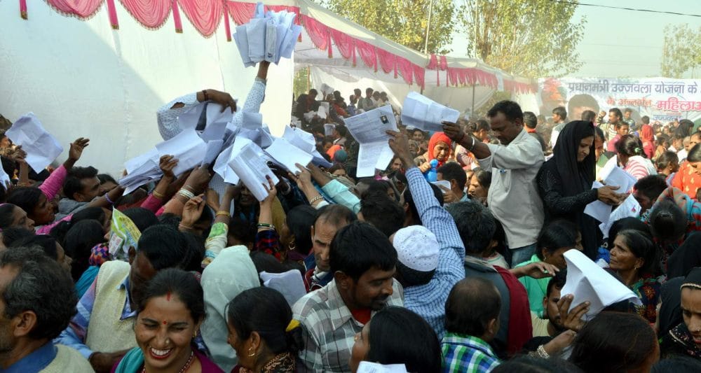 people fight in ujjwala free gas connection distribution