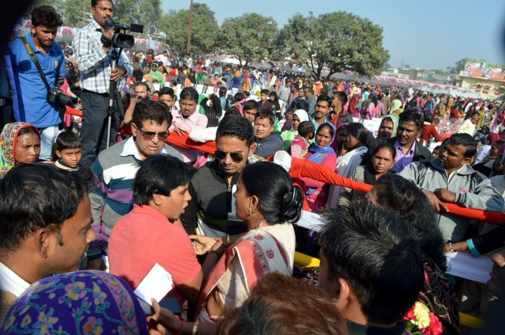 people fight in ujjwala free gas connection distribution