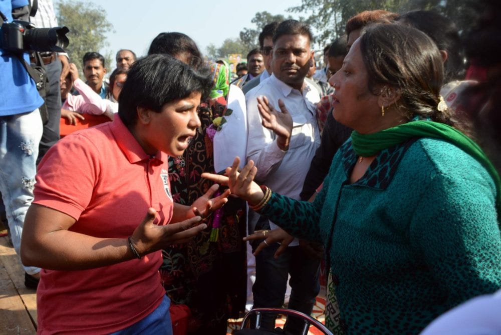 people fight in ujjwala free gas connection distribution