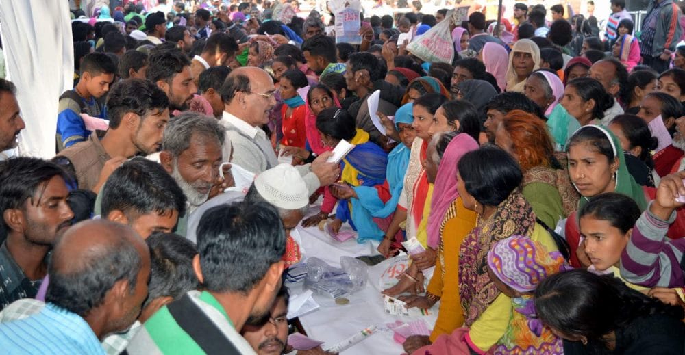 people fight in ujjwala free gas connection distribution