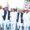 फतेहाबाद के लालबत्ती चौक पर धरना देते कांग्रेस नेता । 