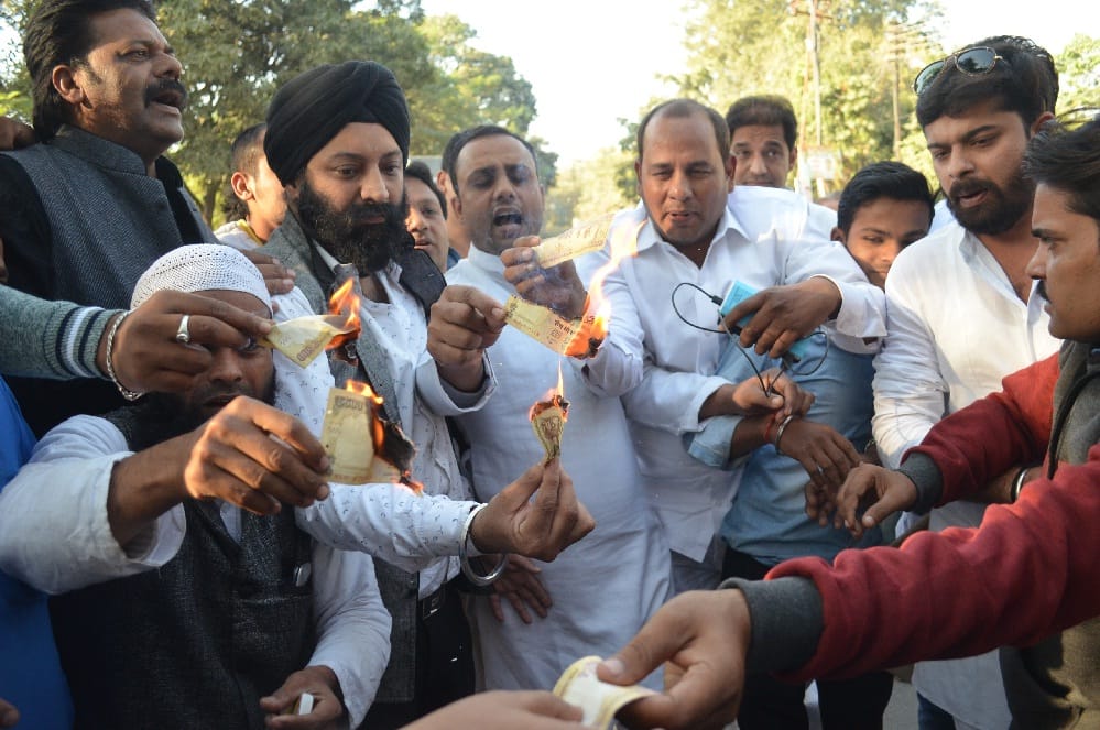 The Board of Trade in Meerut protesting 500-1000 burnt notes