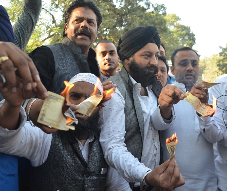 The Board of Trade in Meerut protesting 500-1000 burnt notes