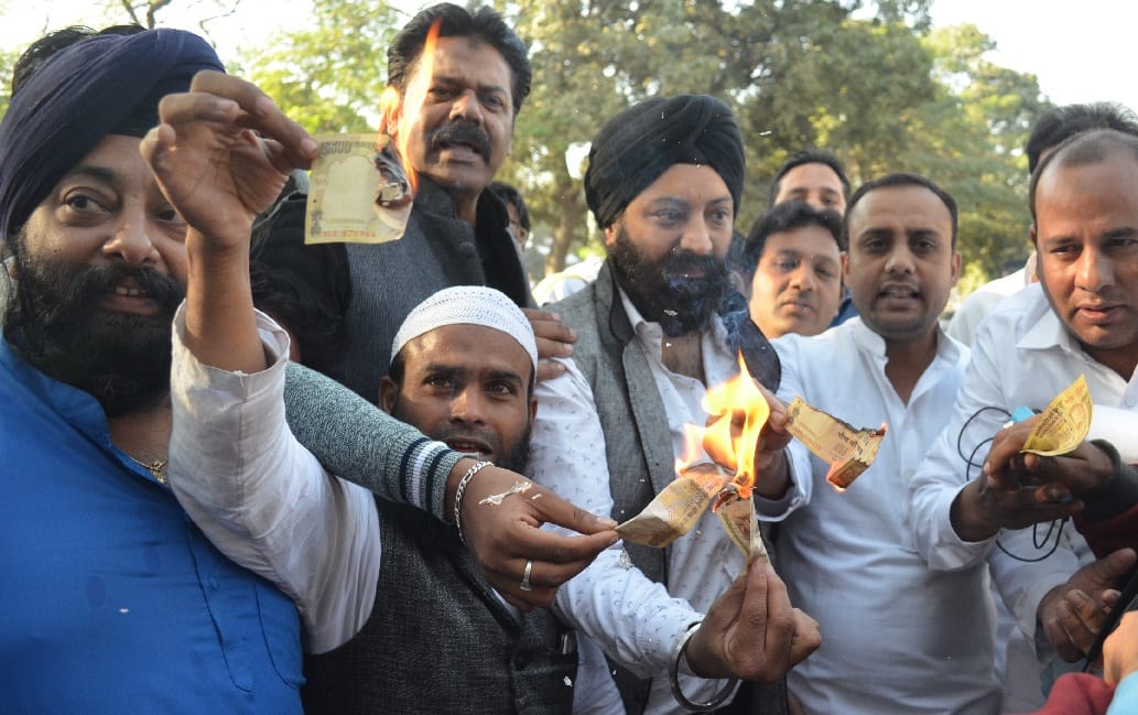 The Board of Trade in Meerut protesting 500-1000 burnt notes