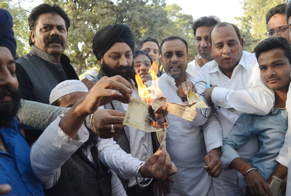 The Board of Trade in Meerut protesting 500-1000 burnt notes