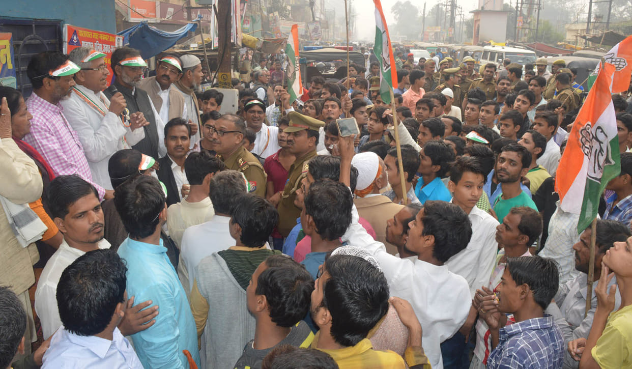 Congressmen procession brought out by performance