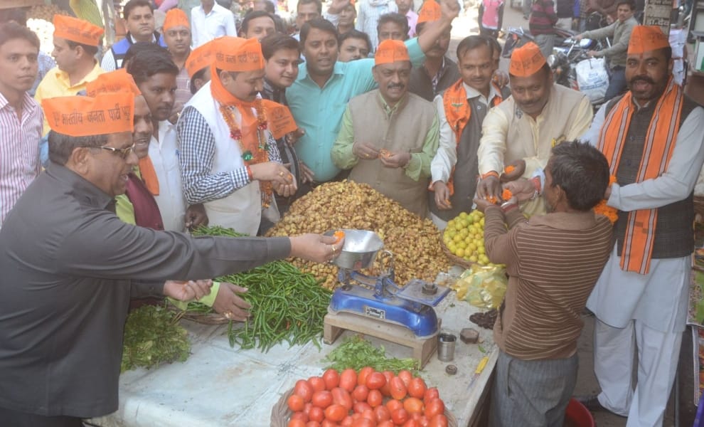 beasar raha bhaarat band, khule rahe baajaar