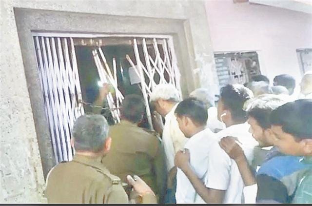 Uprooted the gate of an unruly mob bank, fiercely commotion