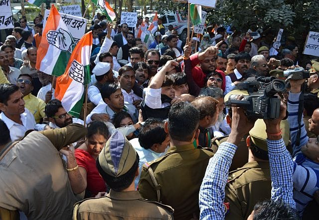 Clashed with police in the performance of Congress, torn uniforms