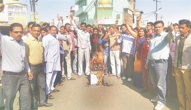 Opponents of Notbandi Burned effigies of
