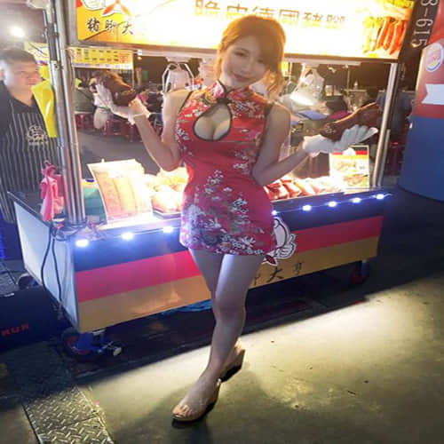 model does a roaring trade selling street food in bikinis