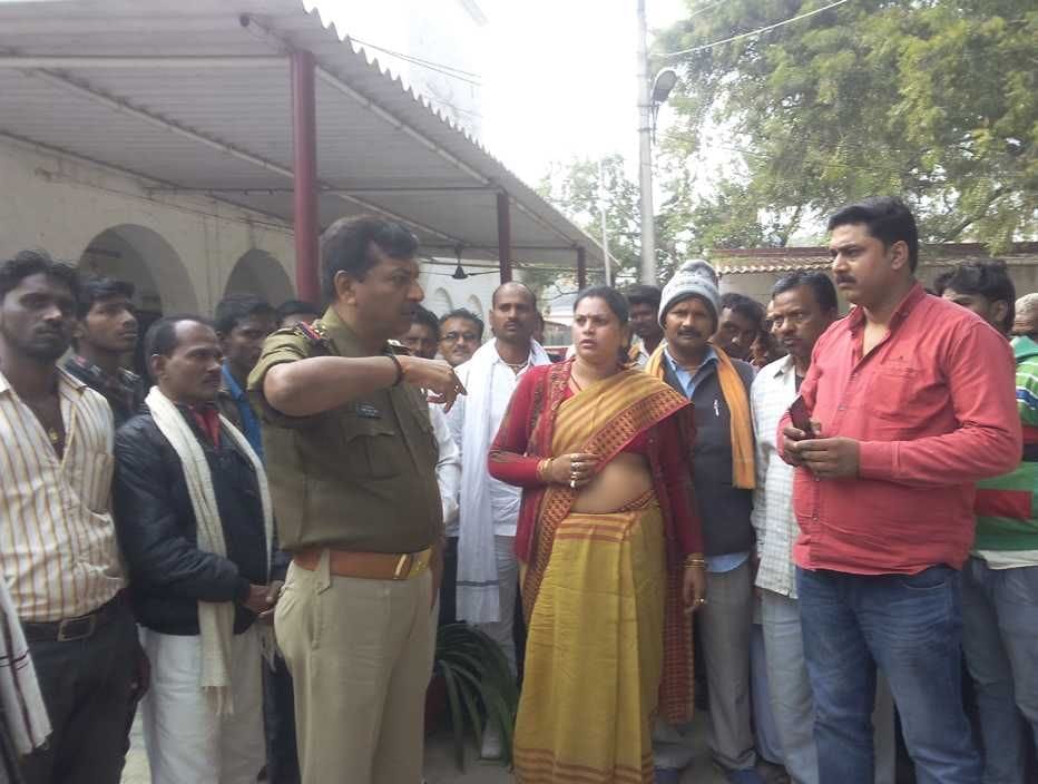 Kotwal traders track the hoop