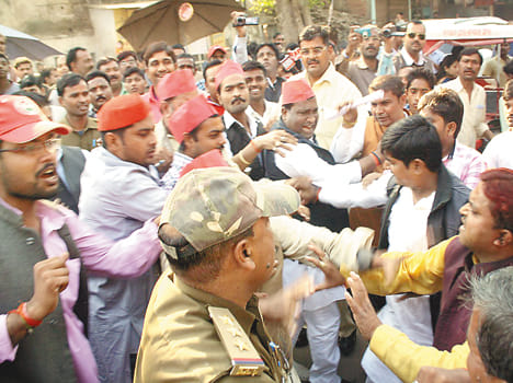 business organization clashed with samatwadi party