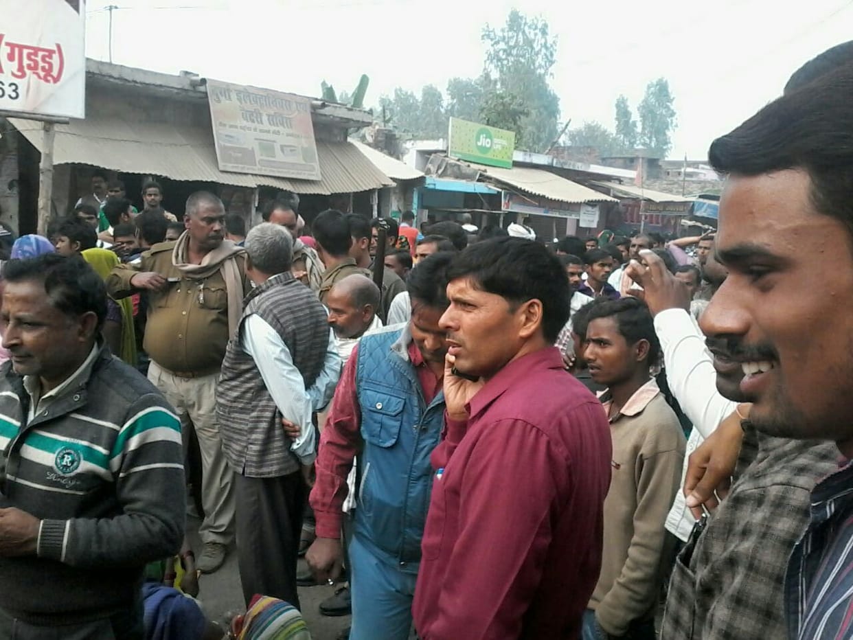 Road blocked in Bhiti for money withdrawal 