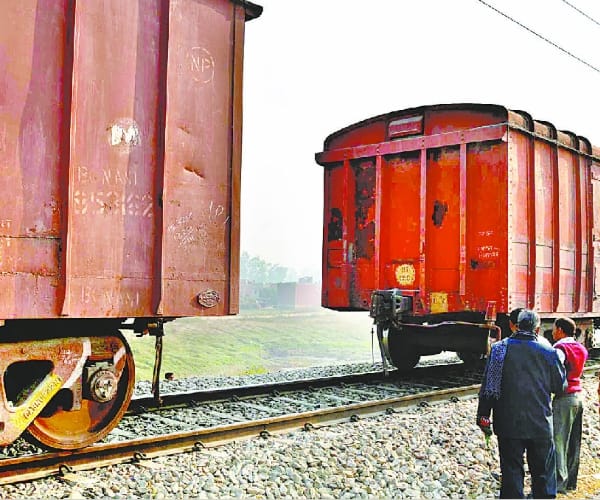 train devided into two parts coupling breaks down.